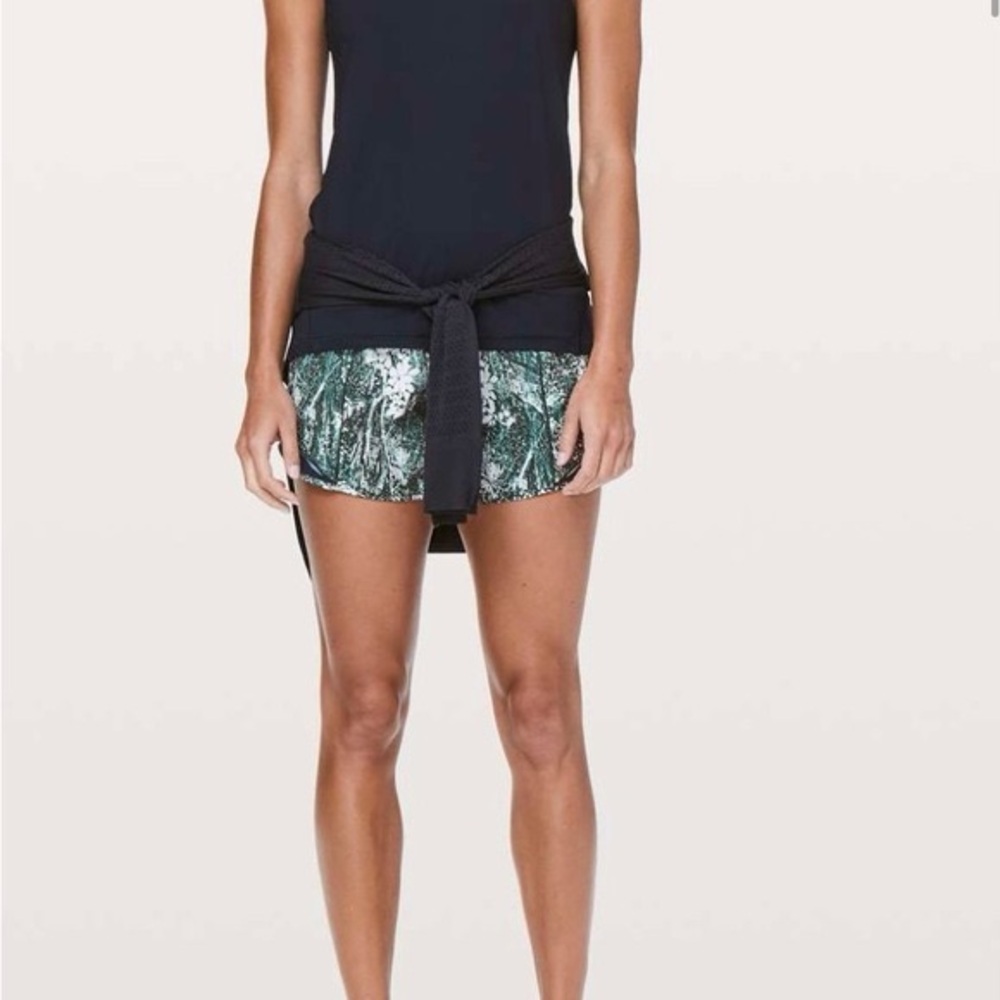 Lululemon Hottie Hot shorts sz 8 Tall